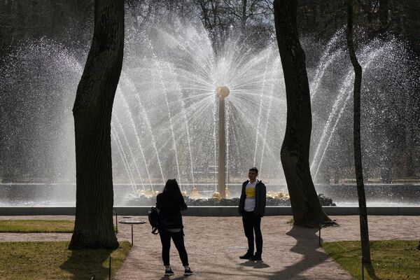 游客们在俄罗斯国立博物馆保护区“彼得大帝夏宫”园区内拍摄“太阳”喷泉。 - 俄罗斯卫星通讯社