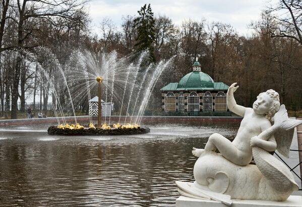 俄罗斯国立博物馆保护区“彼得大帝夏宫”园区内的“太阳”喷泉。 - 俄罗斯卫星通讯社