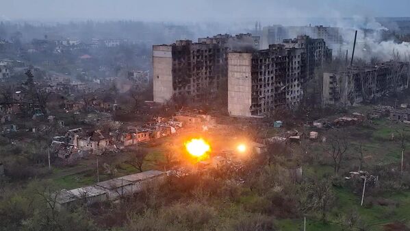 俄军炮火攻击阿尔乔莫夫斯克西面的乌军阵地。（视频截图） - 俄罗斯卫星通讯社