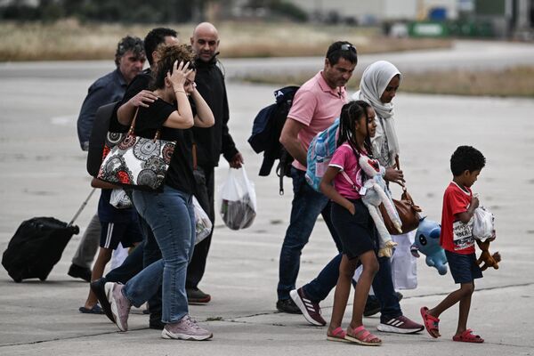伊萊夫希納軍用機場內從蘇丹撤離的希臘公民。 - 俄羅斯衛星通訊社