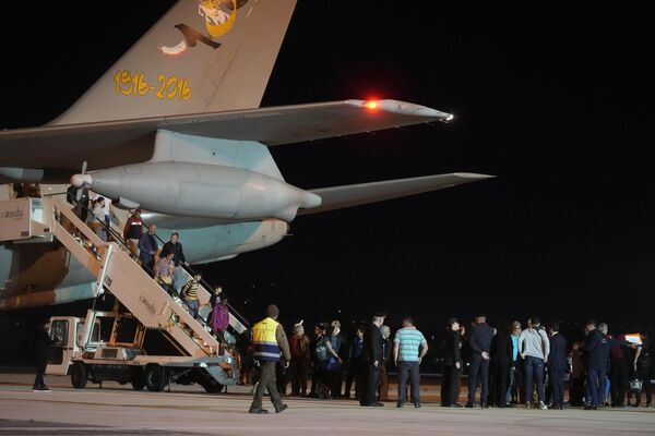 羅馬軍用機場內從蘇丹撤離的意大利公民。 - 俄羅斯衛星通訊社