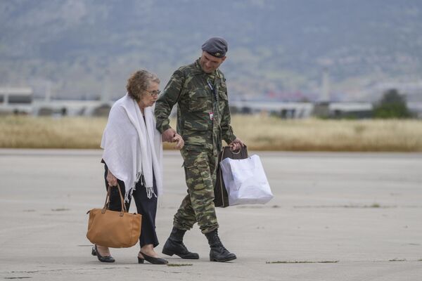 伊萊夫希納空軍基地內從蘇丹撤離的希臘公民。 - 俄羅斯衛星通訊社