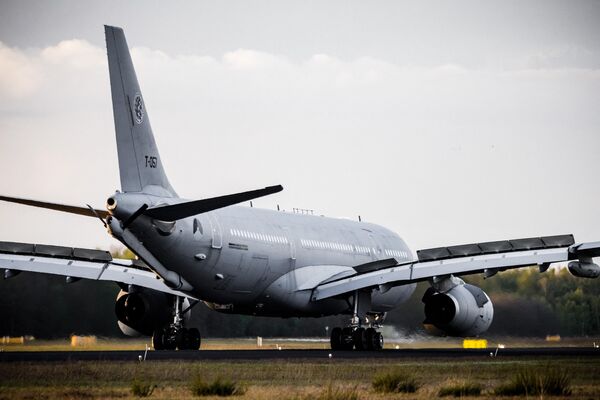埃因霍溫空軍基地內從蘇丹撤離的荷蘭公民。 - 俄羅斯衛星通訊社