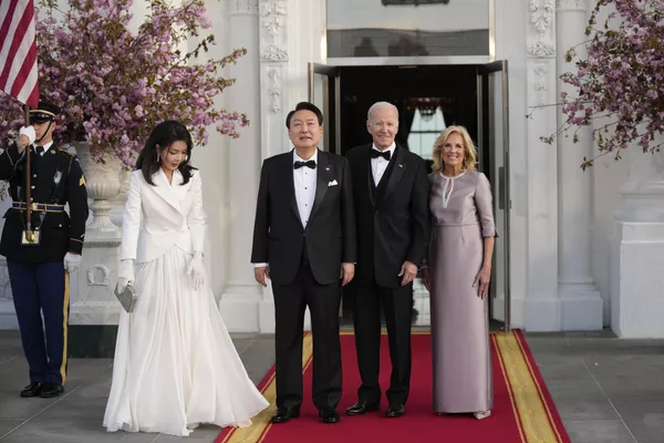 美國華盛頓,韓國總統尹錫悅和夫人金建希同美國總統拜登和夫人吉爾·拜登在白宮附近。 美國華盛頓,韓國總統尹錫悅和夫人金建希同美國總統拜登和夫人吉爾·拜登在白宮附近。 - 俄羅斯衛星通訊社