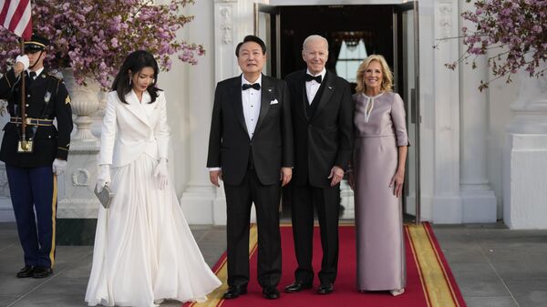 韩国总统尹锡悦和夫人金建希同美国总统拜登和夫人吉尔·拜登一起在美国白宫附近。 - 俄罗斯卫星通讯社