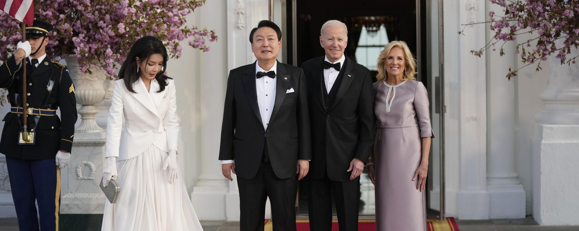 韩国总统尹锡悦和夫人金建希同美国总统拜登和夫人吉尔·拜登一起在美国白宫附近。 - 俄罗斯卫星通讯社, 1920, 27.04.2023