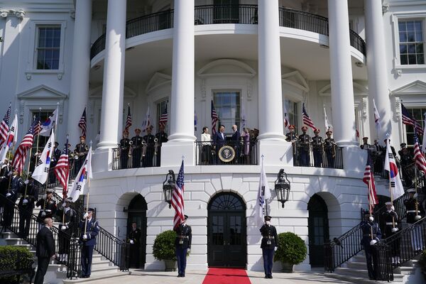 韓國總統尹錫悅和夫人金建希同美國總統拜登和夫人吉爾·拜登一起登上白宮二樓的陽台。 - 俄羅斯衛星通訊社