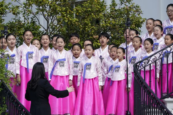 來自新澤西州韓國學校的童聲合唱團，在美國白宮的南草坪上表演。 - 俄羅斯衛星通訊社