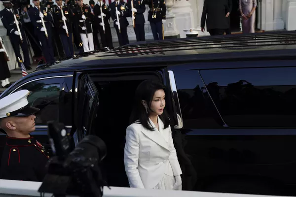 在美國,韓國第一夫人金建希走下汽車。 在美國,韓國第一夫人金建希走下汽車。 - 俄羅斯衛星通訊社