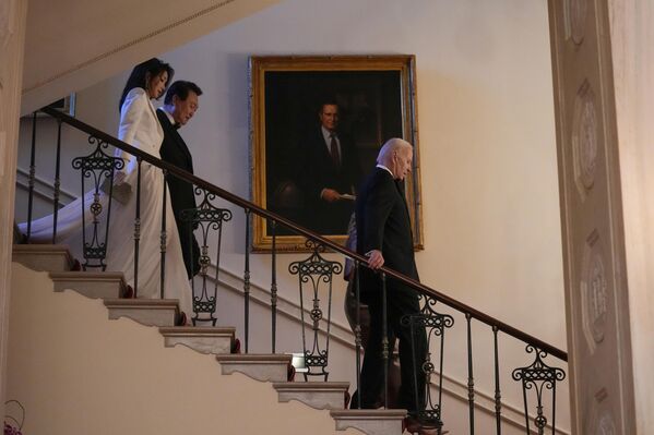 韩国总统尹锡悦和夫人金建希同美国总统拜登和夫人吉尔·拜登在美国白宫。 - 俄罗斯卫星通讯社