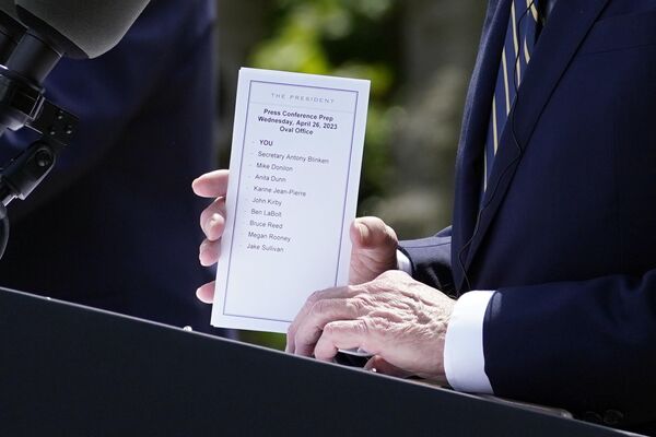 美國總統拜登與來訪的韓國總統尹錫悅在白宮玫瑰園舉行聯合記者會。 - 俄羅斯衛星通訊社