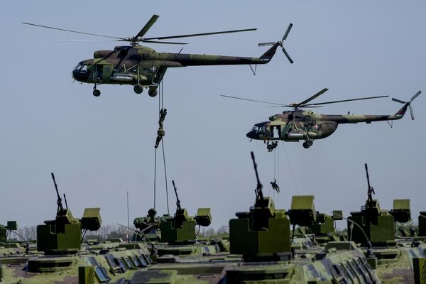 2023年4月22日，塞尔维亚军队MI-8和MI-171直升机在塞尔维亚贝尔格莱德附近的巴塔伊尼察军用机场的演习中表演。 - 俄罗斯卫星通讯社