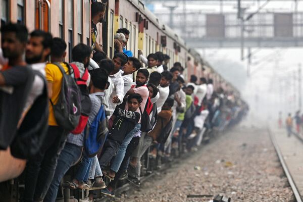 2023年4月24日，印度北方邦洛尼鎮的一個火車站附近，通勤者乘坐擁擠的火車出行。 - 俄羅斯衛星通訊社