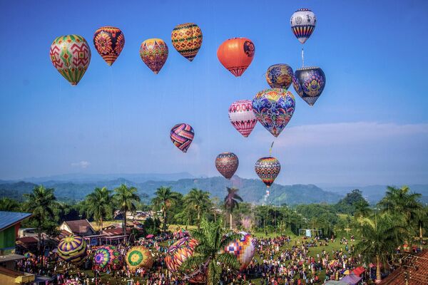 2023年4月23日，許多印度尼西亞人聚集在沃諾索博的熱氣球節現場。  - 俄羅斯衛星通訊社