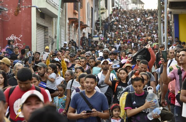 2023年4月23日，從墨西哥恰帕斯州向北行走，前往墨西哥城的移民。 - 俄羅斯衛星通訊社