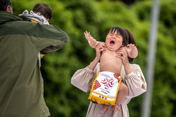 2023年4月22日，東京淺草寺，家長帶孩子參加“寶寶哭”相撲賽。 - 俄羅斯衛星通訊社