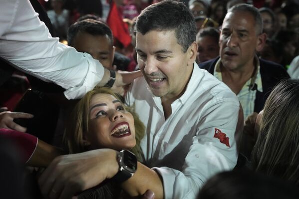 2023年4月26日，巴拉圭来自执政保守党的候选人圣地亚哥·佩尼亚抵达埃利萨镇的集会现场。巴拉圭大选定于4月30日举行。 - 俄罗斯卫星通讯社