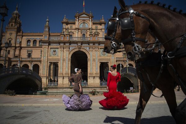 2023年4月24日，穿着传统安达卢西亚服饰的西班牙女子站在塞维利亚的西班牙广场上。西班牙部分地区气温预计将达到40摄氏度。 - 俄罗斯卫星通讯社