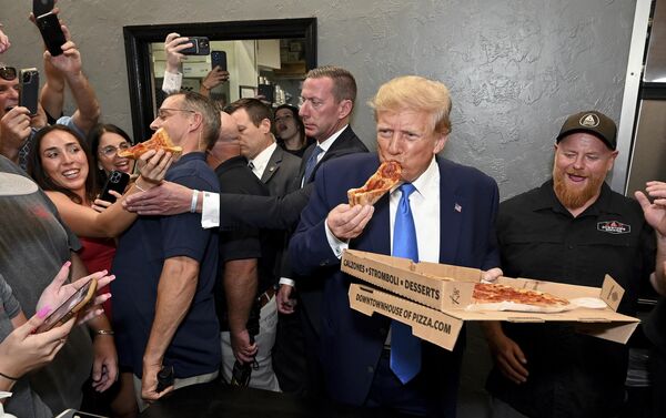 2023年4月21日，美国前总统特朗普在迈尔斯堡市中心的Downtown House of Pizza收到他的订单。 - 俄罗斯卫星通讯社