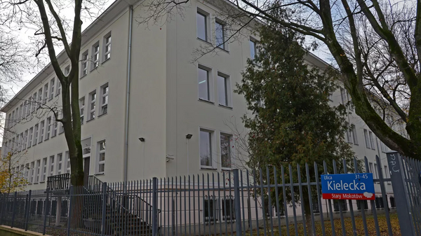 所有住在俄罗斯驻波兰大使馆下属的俄语学校内的员工都离开了学校大楼 - 俄罗斯卫星通讯社