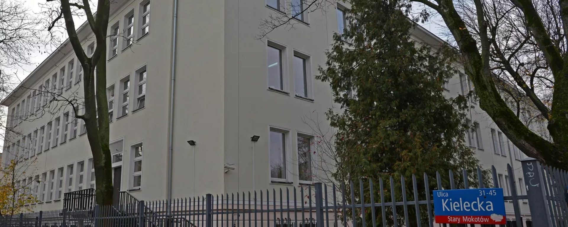 所有住在俄罗斯驻波兰大使馆下属的俄语学校内的员工都离开了学校大楼 - 俄罗斯卫星通讯社, 1920, 30.04.2023