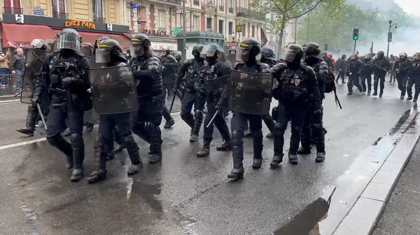 警方驅散巴黎抗議者 - 俄羅斯衛星通訊社