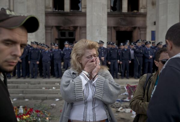 一妇女在烧毁的敖德萨工会大楼旁哭泣。 - 俄罗斯卫星通讯社