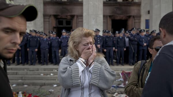 一婦女在燒毀的敖德薩工會大樓旁哭泣 - 俄羅斯衛星通訊社