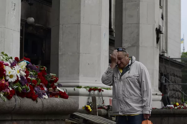Цветы в память о погибших в результате пожара в Доме профсоюзов на площади Куликово поле в Одессе Цветы в память о погибших в результате пожара в Доме профсоюзов на площади Куликово поле в Одессе