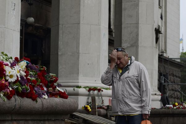用来悼念在敖德萨库利科沃波尔原野广场工会大楼火灾遇难者的鲜花。 - 俄罗斯卫星通讯社
