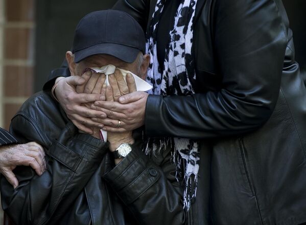 在17歲瓦季姆∙帕普拉葬禮上哭泣的親人，他在試圖逃離燃燒著的敖德薩工會大樓時遇難。 - 俄羅斯衛星通訊社