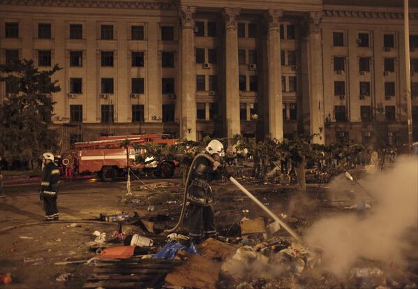 消防人員在燒毀的敖德薩工會大樓旁。 - 俄羅斯衛星通訊社