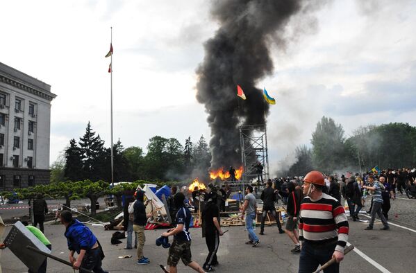 敖德薩工會大樓旁的暴亂分子。 - 俄羅斯衛星通訊社