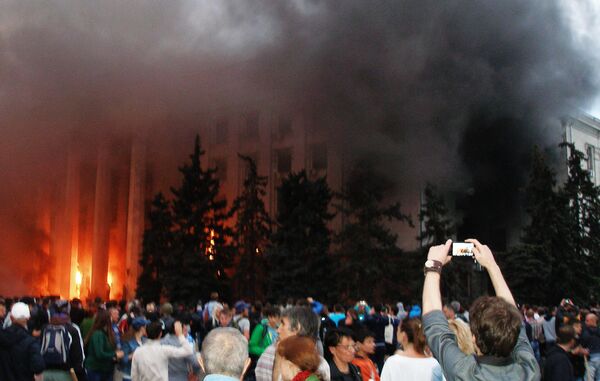 燃燒著的敖德薩工會大樓。 - 俄羅斯衛星通訊社