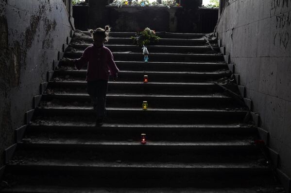 在敖德萨悼念活动时，一女孩在工会大楼的楼梯上。 - 俄罗斯卫星通讯社