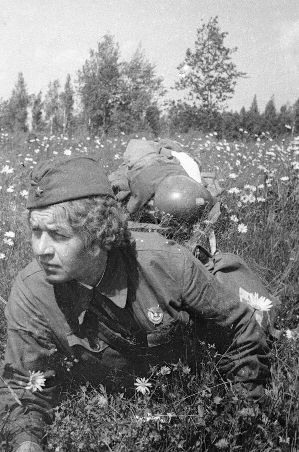 伟大卫国战争期间，护士埃琳娜·科瓦尔丘克从战场上救出一名受伤的士兵。 - 俄罗斯卫星通讯社