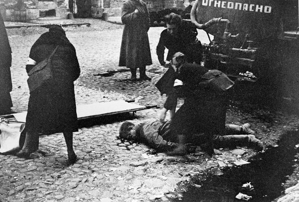在列寧格勒的社會主義大街上，衛生員為炮擊受害者提供急救。 - 俄羅斯衛星通訊社