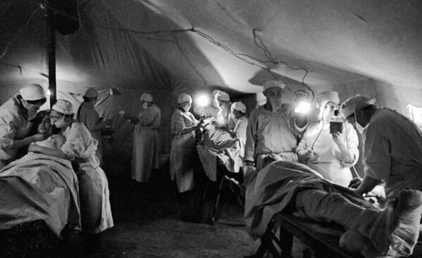 衛生員們在野戰醫院治療士兵。 - 俄羅斯衛星通訊社