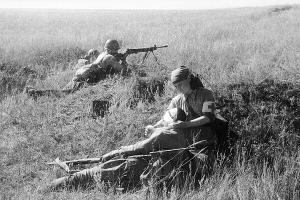 一名護士在偉大衛國戰爭期間為一名受傷男子提供急救。 - 俄羅斯衛星通訊社