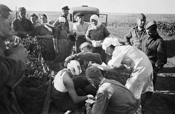 伟大的卫国战争期间，纳粹空袭基希讷乌附近后，护士协助第一批伤员。 - 俄罗斯卫星通讯社