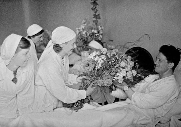 偉大衛國戰爭期間， 莫斯科一家醫院向受傷士兵獻花。 - 俄羅斯衛星通訊社