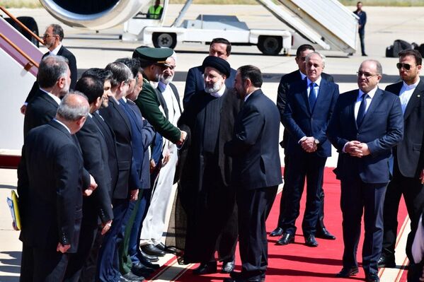 2023年5月3日，伊朗总统易卜拉欣·莱希(中)在大马士革国际机场举行的欢迎仪式上向人们致意。据伊朗国家媒体报道，莱希于5月3日抵达大马士革，这是叙利亚内战爆发以来伊朗总统对叙利亚的首次访问。(法新社摄) - 俄罗斯卫星通讯社