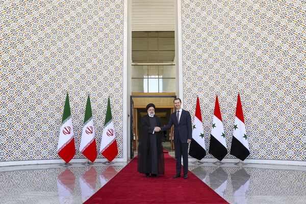 在伊朗总统办公室发布的这张照片中，伊朗总统易卜拉欣·莱希(左)于2023年5月3日星期三在叙利亚大马士革受到叙利亚总统巴沙尔·阿萨德的欢迎。(伊朗总统办公室/美联社摄) - 俄罗斯卫星通讯社