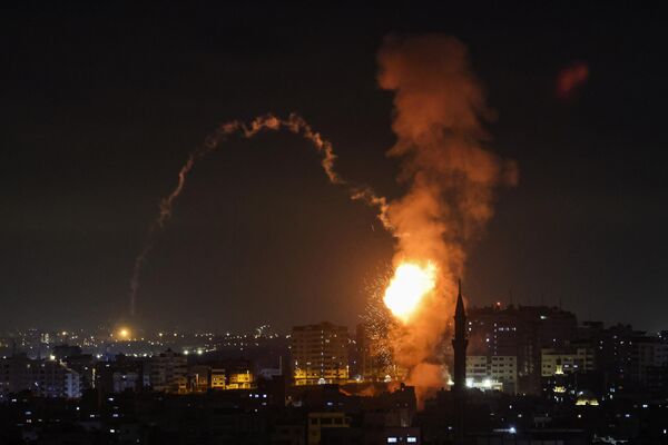 2023年5月2日，巴勒斯坦飞地加沙城的建筑物上方升起浓烟。-以色列军方于2023年5月2日与加沙武装分子交火，一名绝食的巴勒斯坦囚犯在以色列拘留期间死亡，引发暴力冲突。(Mohammed ABED /法新社) - 俄罗斯卫星通讯社