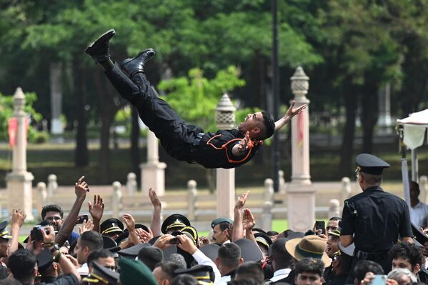 2023年4月29日，金奈军官训练学院(OTA)，印度陆军学员在毕业典礼后庆祝。(R. Satish BABU /法新社) - 俄罗斯卫星通讯社