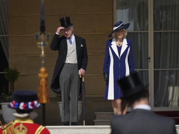 2023年5月3日，星期三，英国国王查尔斯三世和王后卡米拉站在伦敦白金汉宫花园派对的台阶上，庆祝5月6日的加冕典礼。(moyi/Pool/美联社) - 俄罗斯卫星通讯社