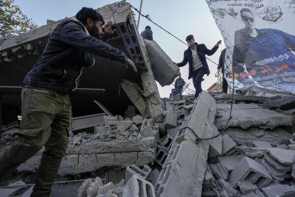 2023年5月3日，星期三，在約旦河西岸的哈里斯村，巴勒斯坦人正在檢查被以色列軍隊摧毀的巴勒斯坦激進分子穆罕默德·蘇夫的房屋廢墟。2022年11月，以色列軍隊拆除了一名巴勒斯坦男子的房屋。這名男子在約旦河西岸被佔領的阿里爾定居點發動襲擊，殺死了三名以色列人。18歲的穆罕默德·索夫(Mohammad Souf)先刺傷兩人，然後偷了一輛汽車，撞向第三個人，最後被以色列安全部隊擊斃。(美聯社/Majdi Mohammed) - 俄羅斯衛星通訊社