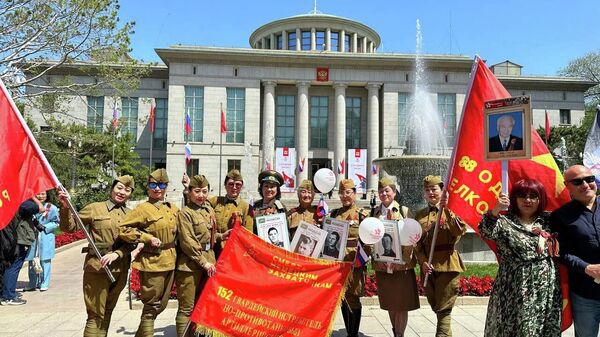 不朽兵团 游行周日在北京的俄罗斯驻华大使馆举行，约700人参加了此次活动 - 俄罗斯卫星通讯社