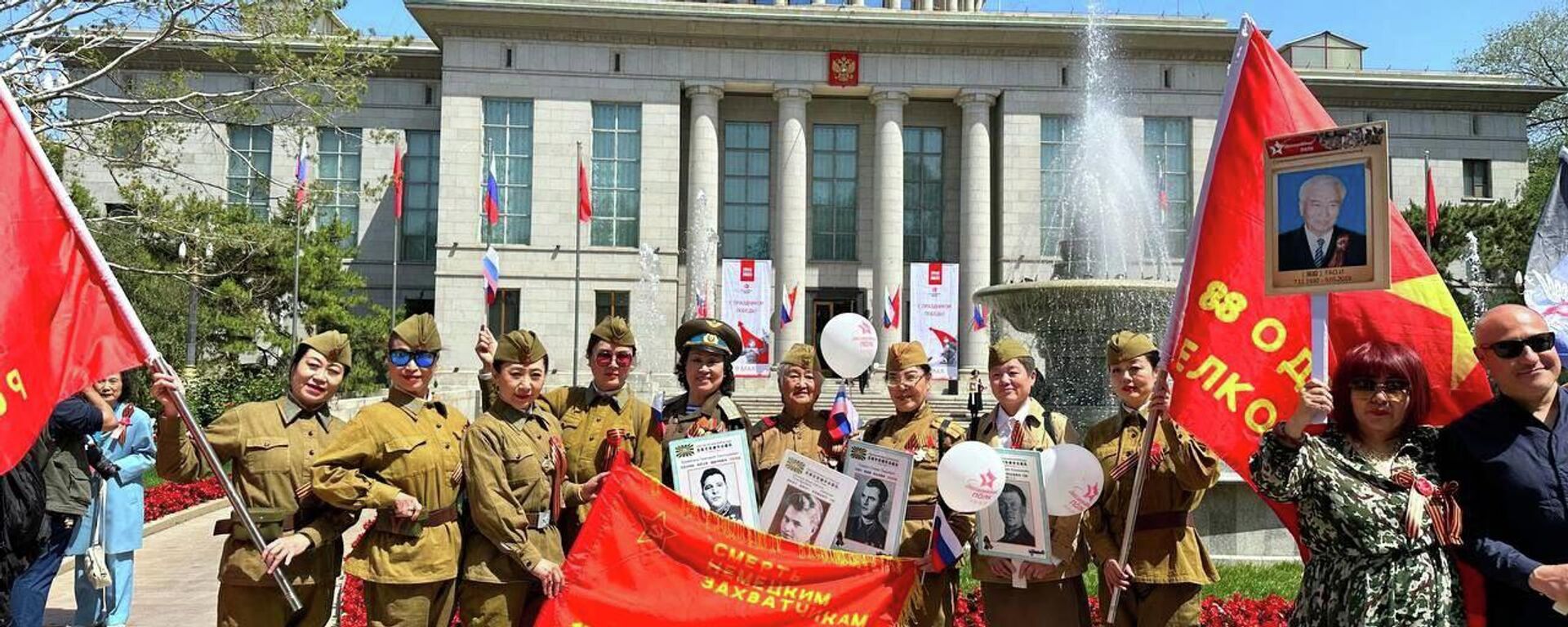 不朽兵团 游行周日在北京的俄罗斯驻华大使馆举行，约700人参加了此次活动 - 俄罗斯卫星通讯社, 1920, 09.05.2023