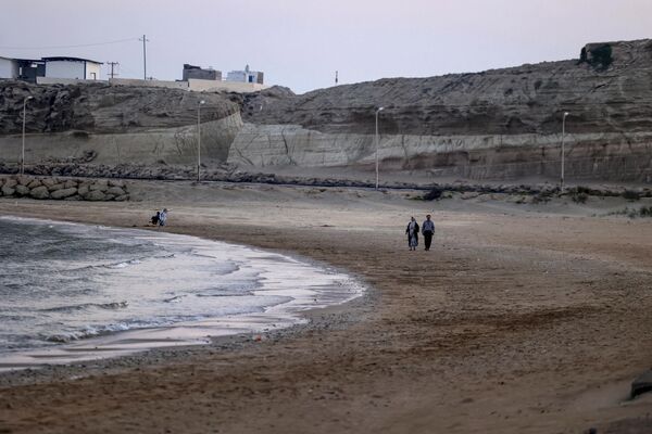 伊朗格什姆島，沿海岸散步的遊客 - 俄羅斯衛星通訊社